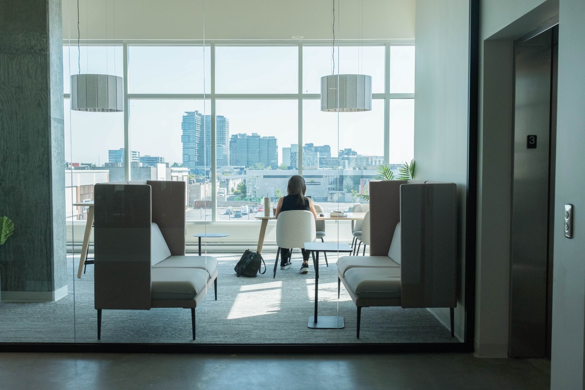 Lounge overlooking the Quartier DIX30 at Hedhofis Brossard
