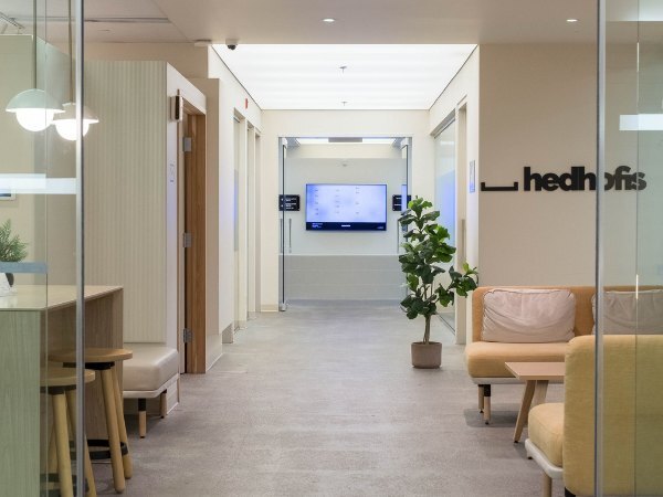 Entrance and reception at Hedhofis Brossard