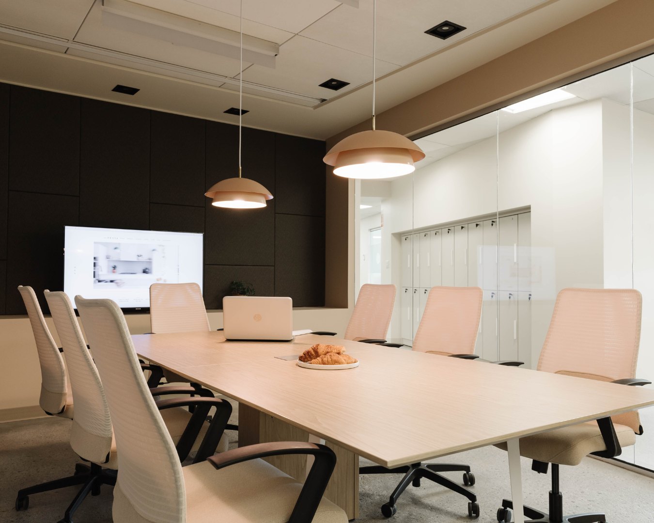 Meeting room with conference table at Hedhofis Brossard