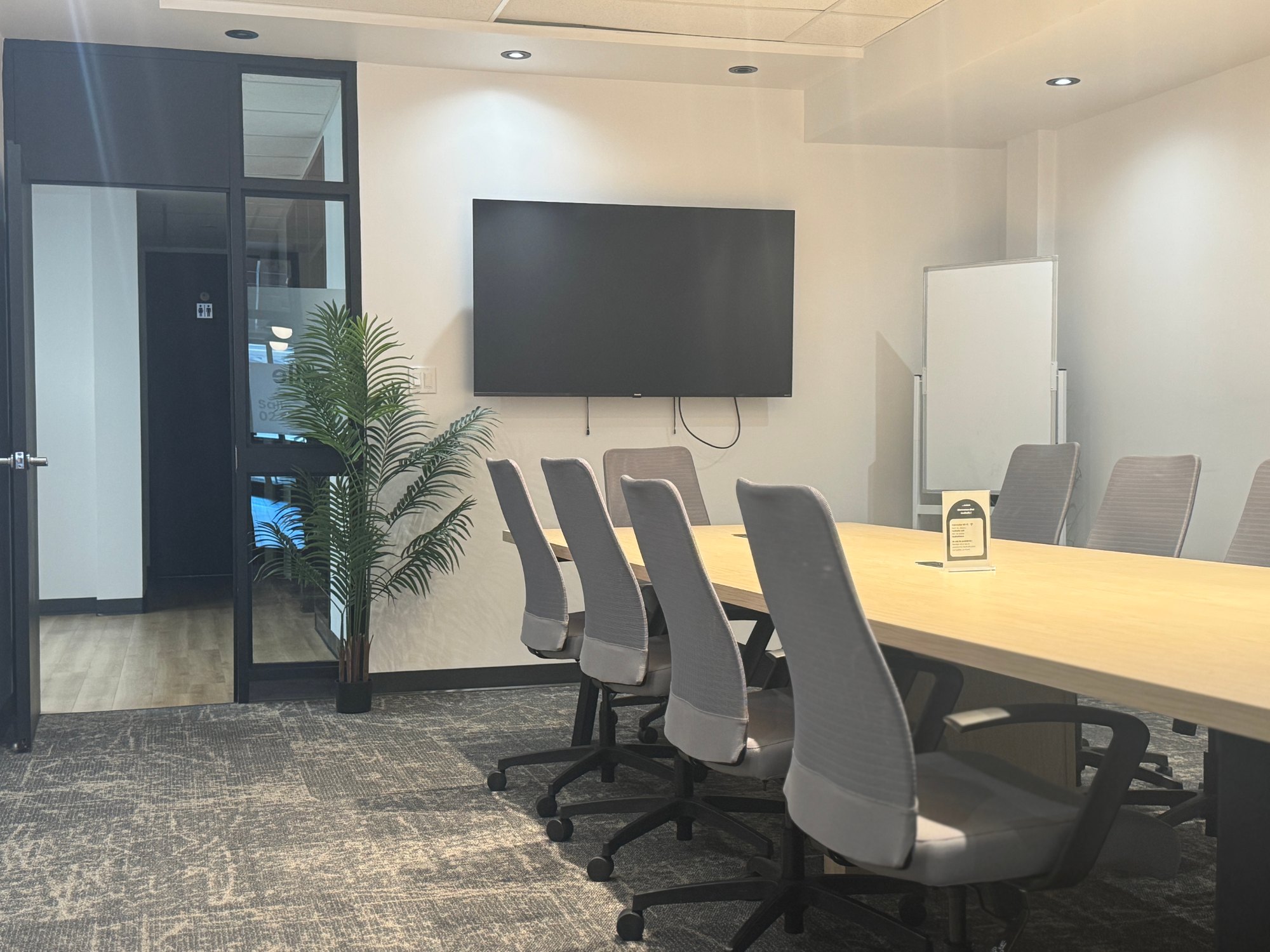 12-seat conference room at Hedhofis Trois-Rivières