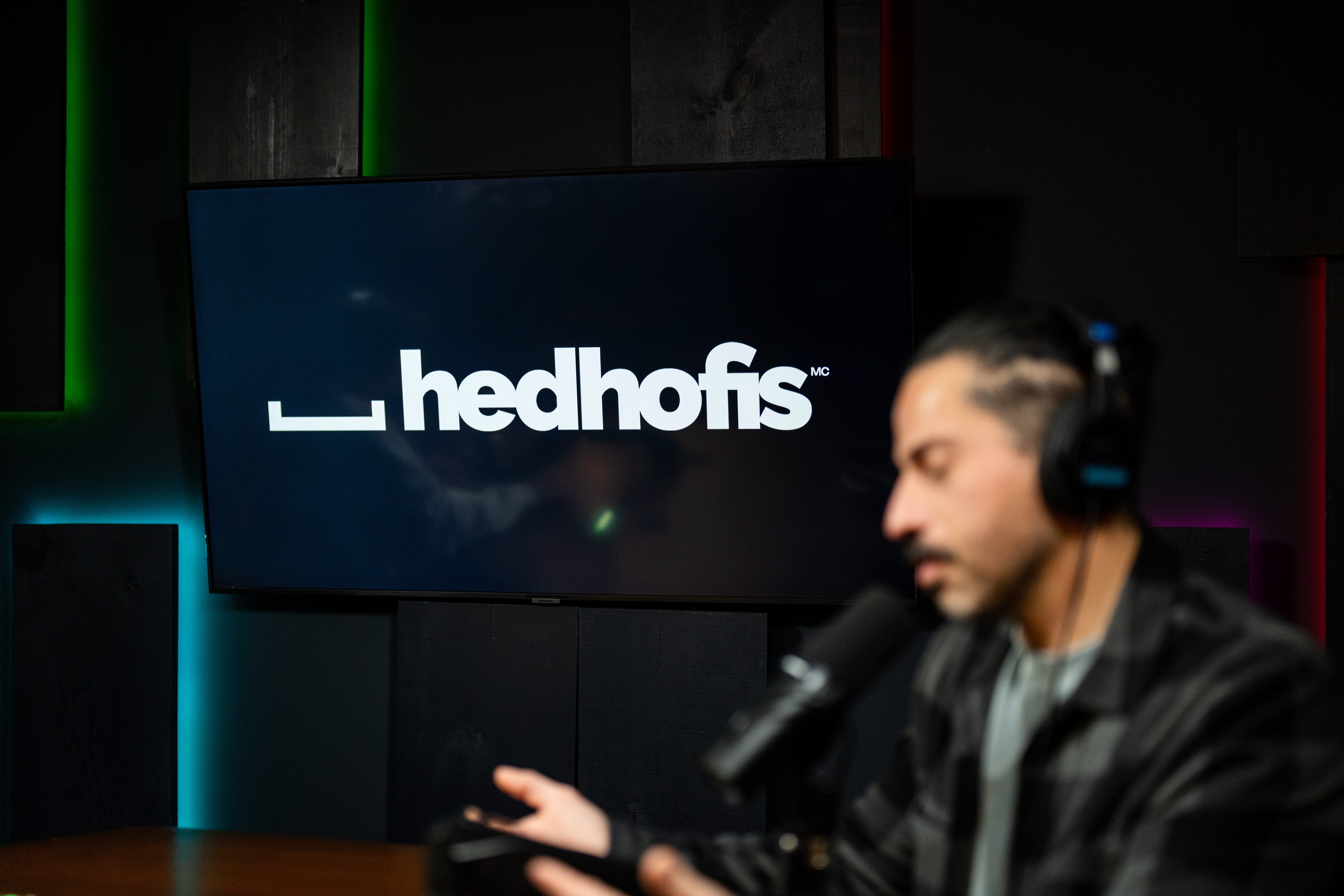 Hedhofis podcast studio, recording with a microphone