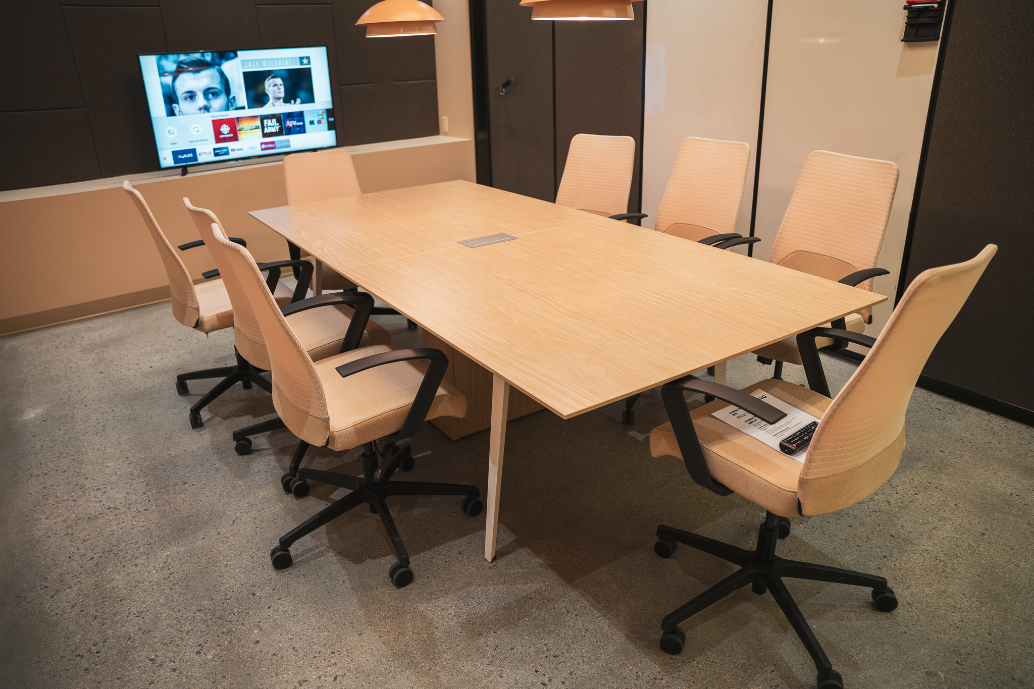 Salle de réunion de 8 personnes chez Hedhofis Brossard