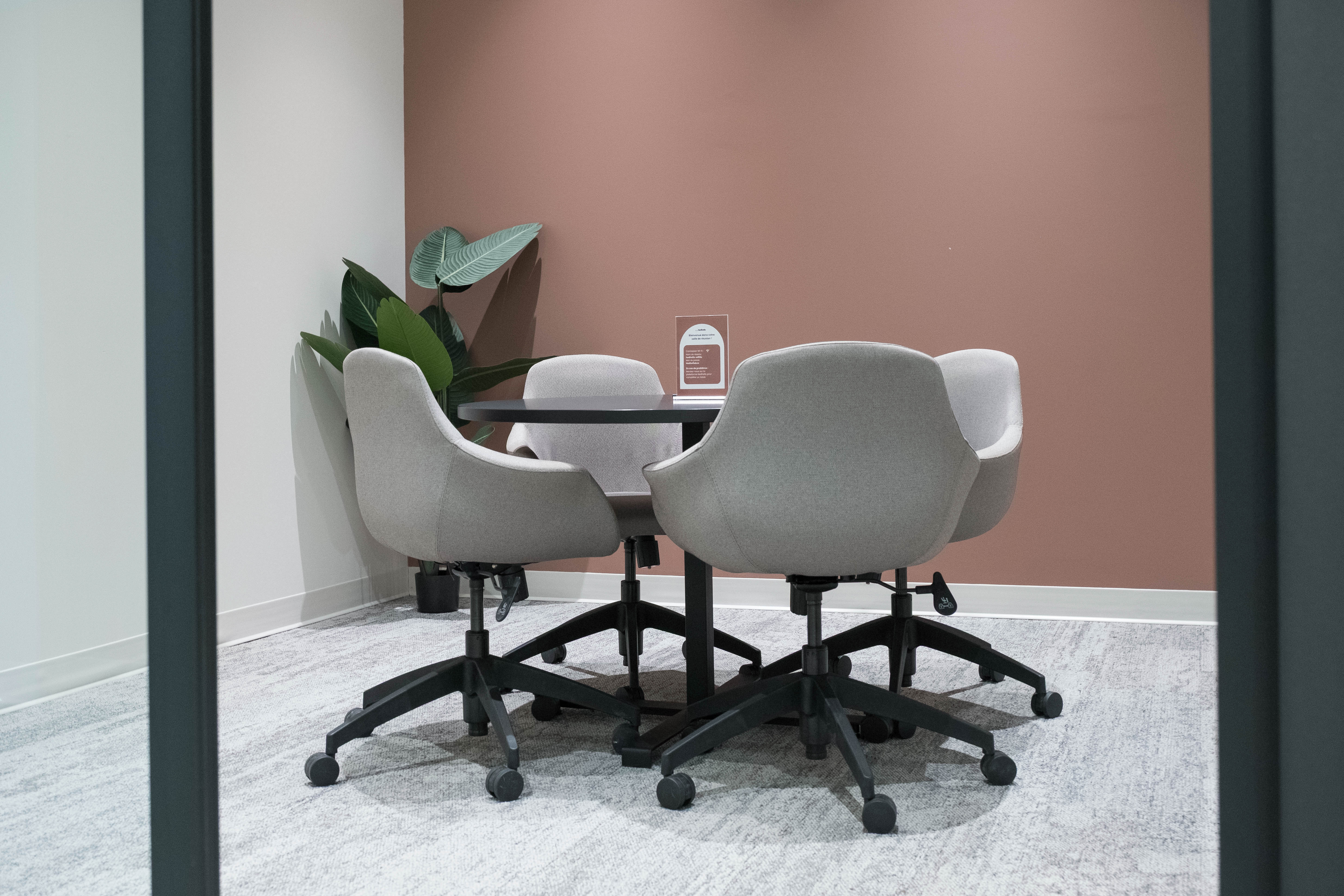 Petite salle de réunion chez Hedhofis Brossard